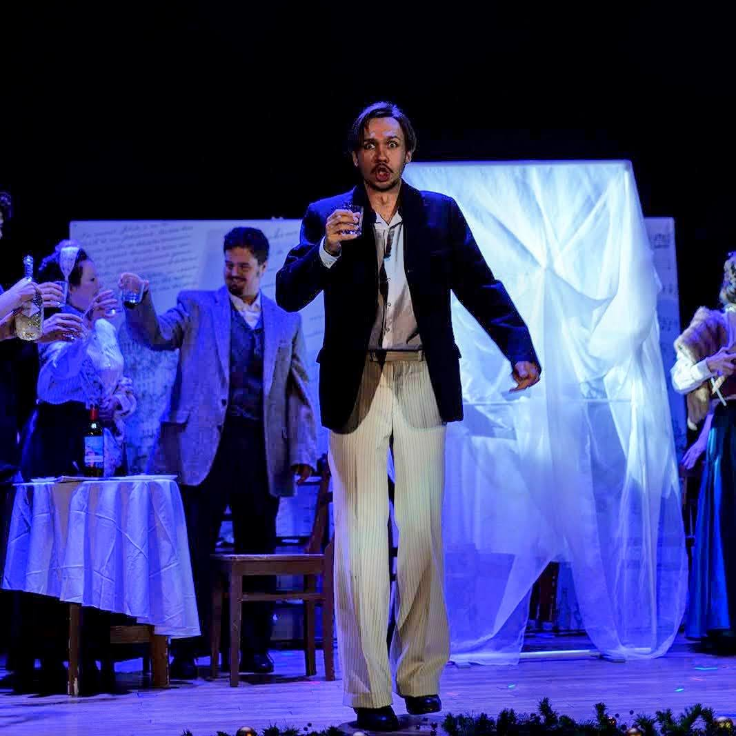 Marius Bytautas als Marcello in einer Ensembleszene aus La bohème